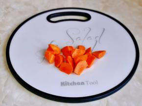 胡萝卜去皮切菱形块。