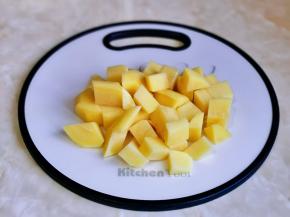 土豆去皮洗净切小块。