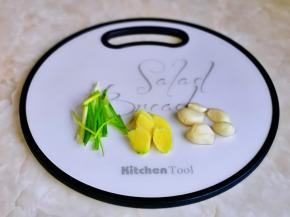 葱姜蒜去皮切好。