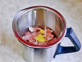 牛腩加入米博多功能烹饪机桶中，加入10克姜片，20克料酒，800克水。