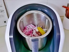 焯水的牛腩加入机桶中，再加入食用油，咖喱，洋葱，大蒜，盖上盖子煸炒，自动时间3分钟。