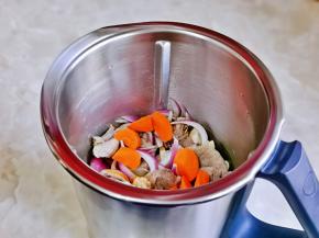 加入生抽，盐，胡萝卜。