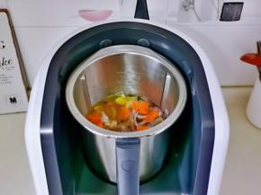 再加入700克纯净水，机器自身有秤，一目了然的克数，很方便。盖上盖子自动时间50分钟，但我只炖了30分钟，牛腩的口感就适合我了，时间可以自己掌握。