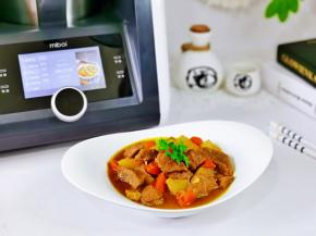 结束后盛出装盘，点缀上香菜叶。