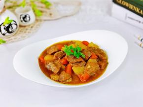 简单易操作的咖喱土豆牛腩。