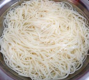 锅中烧开水下入面条煮至熟透没有硬蕊但不失劲道的口感时立即放入凉白开水中过凉