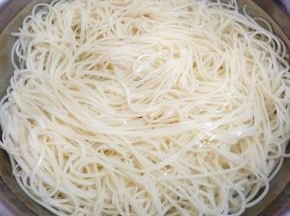 锅中烧开水下入面条煮至熟透没有硬蕊但不失劲道的口感时立即放入凉白开水中过凉