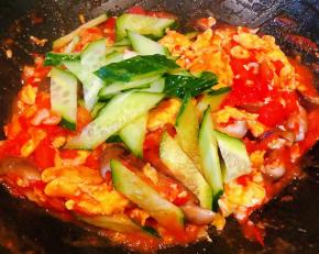 黄瓜易熟最后放同时放入油和味精调味