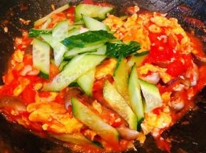 黄瓜易熟最后放同时放入油和味精调味