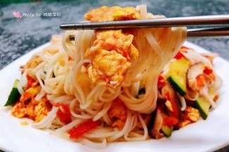 鸡蛋面条入口混搭着西红柿的酸酸甜甜还有香菇和黄瓜的清香太完美啦