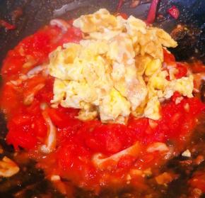 放入提前炒好的鸡蛋炒匀裹上西红柿汤汁