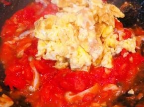 放入提前炒好的鸡蛋炒匀裹上西红柿汤汁