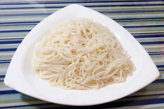 煮好的面条沥干水份放入盘中