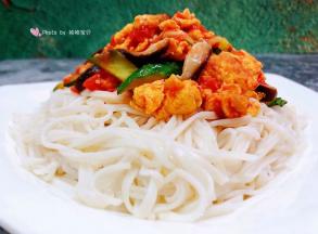 做好的西红柿鸡蛋香菇黄瓜淋在面条上就大功告成了