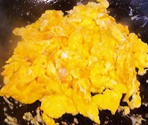 锅中倒入底油加热倒入蛋液炒至八分熟即可先盛出