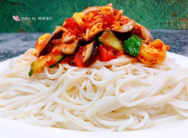 香菇黄瓜西红柿鸡蛋拌面