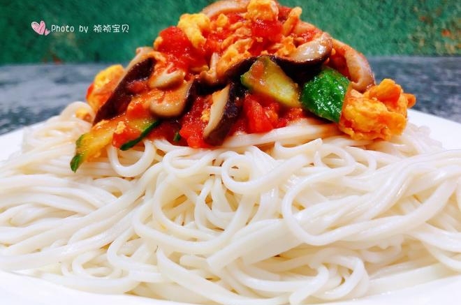 香菇黄瓜西红柿鸡蛋拌面