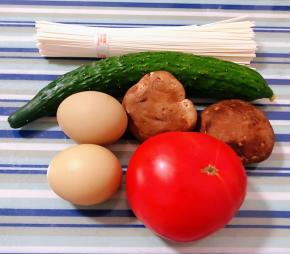 准备原材料面条、黄瓜、鸡蛋、香菇、西红柿