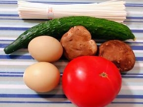 准备原材料面条、黄瓜、鸡蛋、香菇、西红柿