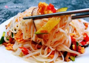 将美味的西红柿鸡蛋香菇黄瓜开心的拌起来使面条完全入味噢