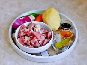 准备食材，牛腩泡冷水，将血水泡出。