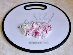 洋葱去皮切小丁。