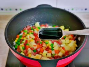 加入两勺酱油。