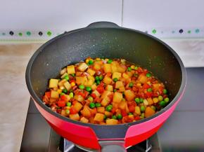 中小火翻炒2分钟关火。