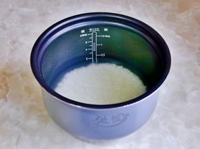 大米淘干净，倒入电饭煲的内胆中，加入纯净水，水量根据个人喜欢添加。