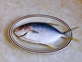 金鲳鱼清洗干净，鱼的两面各划5刀，用厨房用纸擦干装盘。