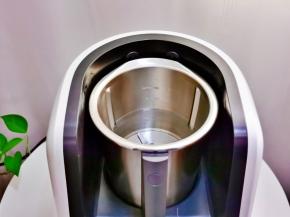 米博多功能烹饪机的主锅中加入600-800克的水，机器系统自带电子秤呦，一目了然的数字变化，再盖上盖子。