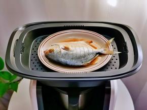 放上复式蒸锅，再把腌制好的鱼盘放上去，如图所示。