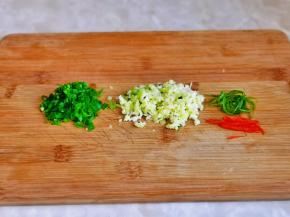 利用这时间把葱姜蒜切好。