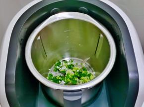 主锅擦干净，加入食用油，葱花，姜末，蒜末。