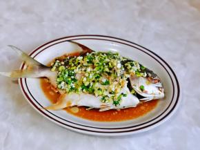 取出蒸好的鲳鱼，汤汁倒掉，淋上一勺柠檬蒸鱼酱油，用刮刀取出炒好的葱姜蒜淋在鲳鱼上即可。