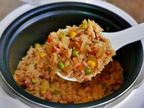 铛铛铛，香喷喷的土豆腊肠焖饭出锅啦！