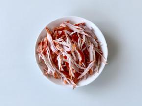 蟹柳解冻后，撕成丝。