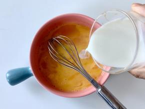 鸡蛋加入少许牛奶打散。