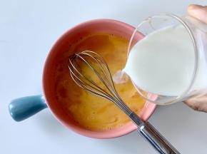 鸡蛋加入少许牛奶打散。