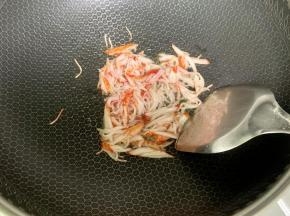 锅里下适量食用油烧热，下蟹柳丝炒香。