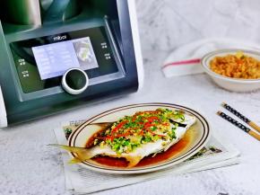 点缀上红椒丝，葱丝，这样葱油鲳鱼就制作完成啦！全程跟着机器指示操作即可，无油烟烹饪，健康整个家。