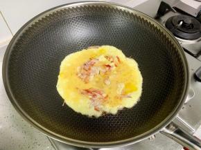 倒入鸡蛋液,，加热至蛋液凝固。