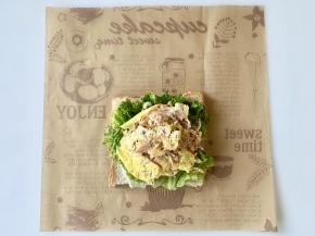 把吐司片放在带图案的硅油纸上。