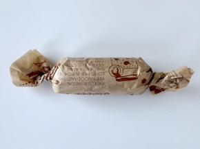 像包糖果一样把吐司片裹着食材卷起来。