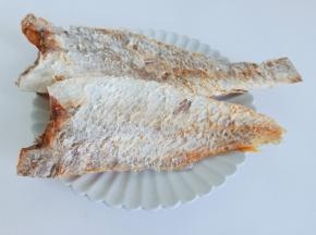 将咸鱼表面的鱼鳞刮除干净。