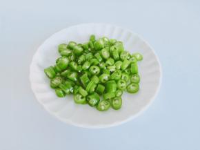 青辣椒切成辣椒圈。