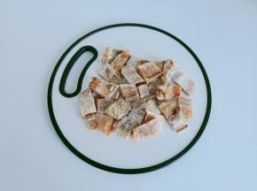 咸鱼对半切开，再切成小段。