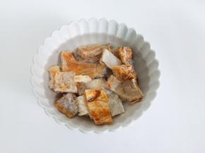 切好的咸鱼放清水浸泡五到十分钟【不浸泡的话咸鱼会很干】