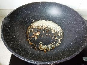 热锅凉油将蒜泥炒香。