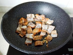 放入咸鱼小火翻炒。